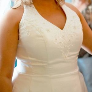 Gorgeous David's Bridal wedding gown, size 18W.